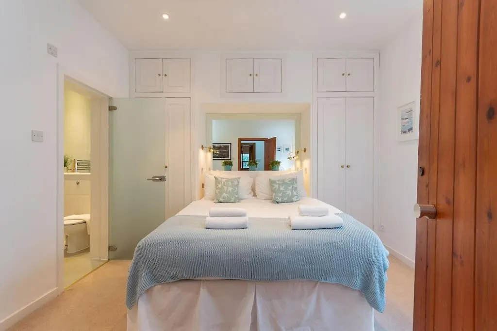 The Converted Stables - A Characterful Mews House Villa Edinburgh Holiday home
